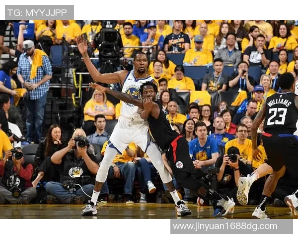 球迷怒火中烧季后赛争议引爆社交媒体讨论赛场外的激烈反响